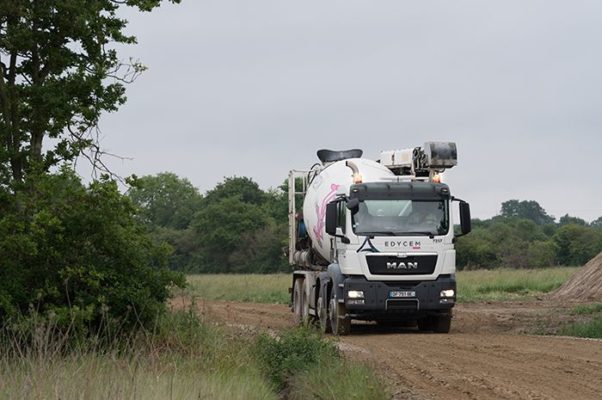 Livraison de béton avec camion toupie