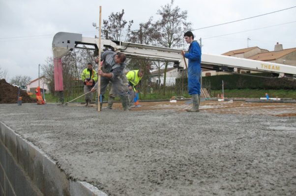 Réglage d'une dalle de béton