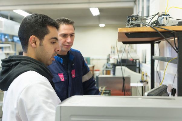 Travaux de R&D EDYCEM avec un technicien et un ingénieur